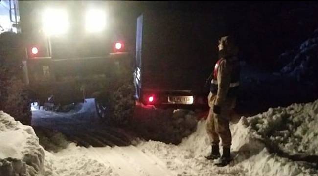 Donma tehlikesi geçiren vatandaşları jandarma kurtardı