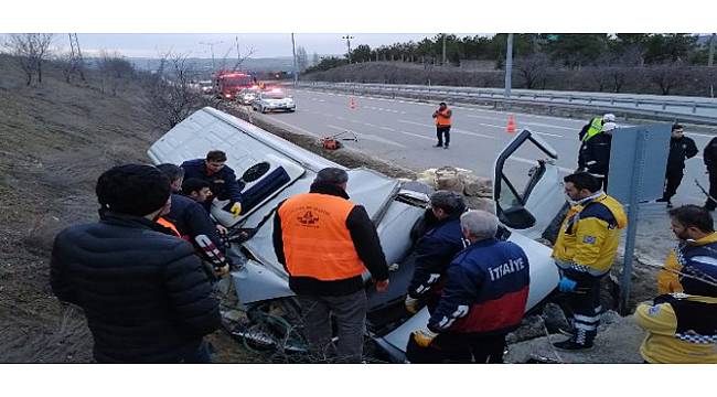 Rize Plakalı Araç Su Kanalına Devrildi: 2 Ölü