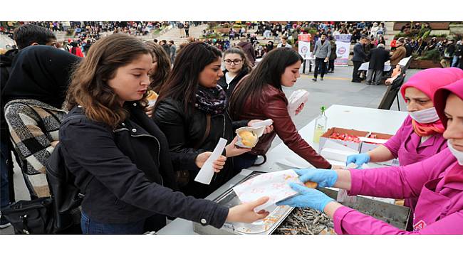 RTEÜ'lü Öğrencilerden Hamsi Festivaline Yoğun İlgi