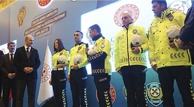 Trafik polislerinin yeni kıyafetleri tanıtıldı