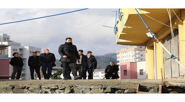 Rize'de Çatlamalar Nedeniyle Tahliye Edilen 8 Katlı Binada İnceleme Çalışmaları Başladı