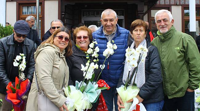 Tebrik İçin Gönderilen Çiçekleri Sattı, 24 Öğrenciye Burs Verdi