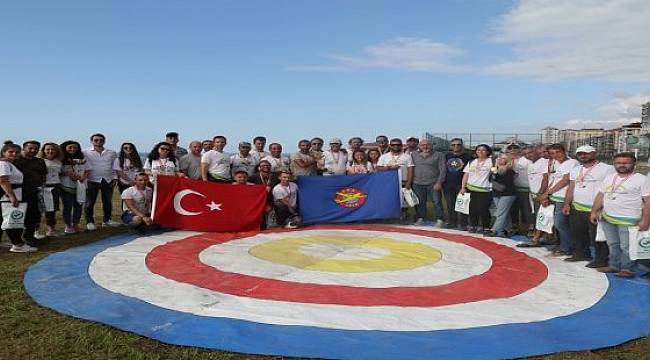 Rize'de Yamaç Paraşütü Yapan Turist Kendini Yarışmanın İçinde Buldu