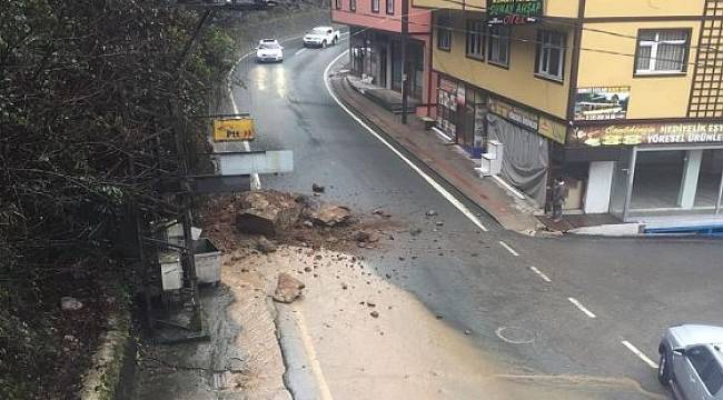 Rize'de Otomobil Yamaçtan Kopan Kayalardan Kıl Payı Kurtuldu