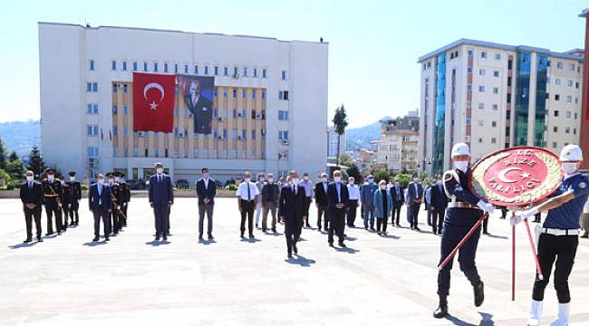 30 Ağustos Zafer Bayramı Rize'de Çelenk Sunumuyla Kutlandı